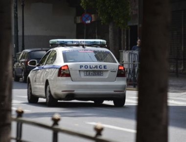 Άνδρας προσπάθησε να κάψει ζωντανούς αστυνομικούς